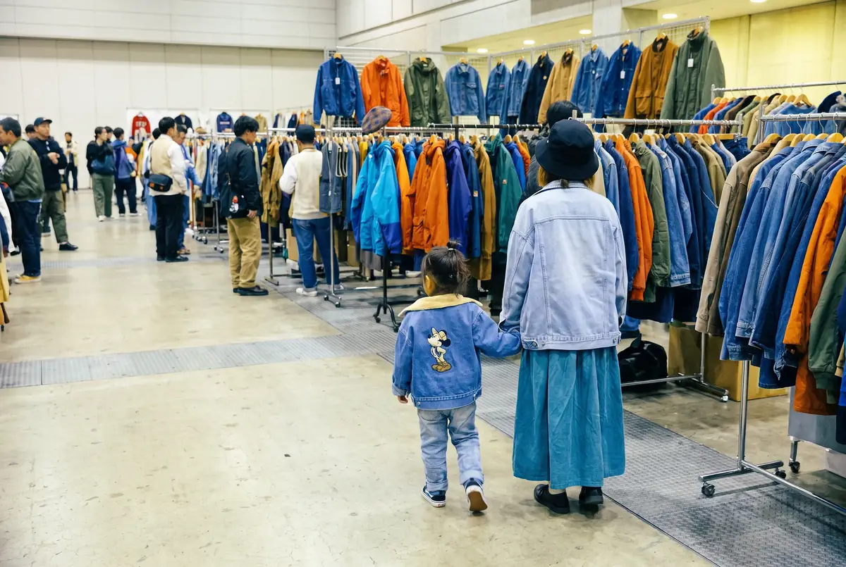 親子で古着フェスの会場を歩く来場者
