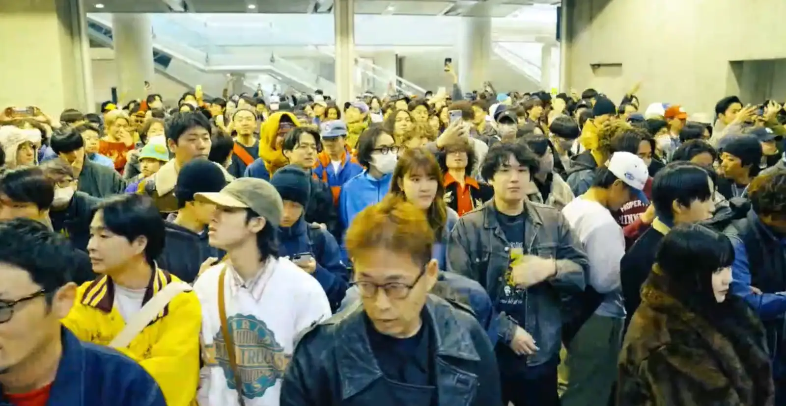 開場を待つ古着フェスの来場者